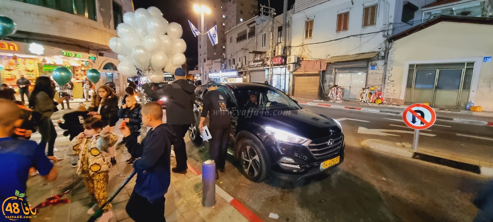  فيديو: بمناسبة حلول رمضان - توزيع الحلوى والهدايا على المارة في شارع ييفت بيافا